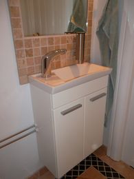 Toiletmøbel med håndvask og indmuret spejl